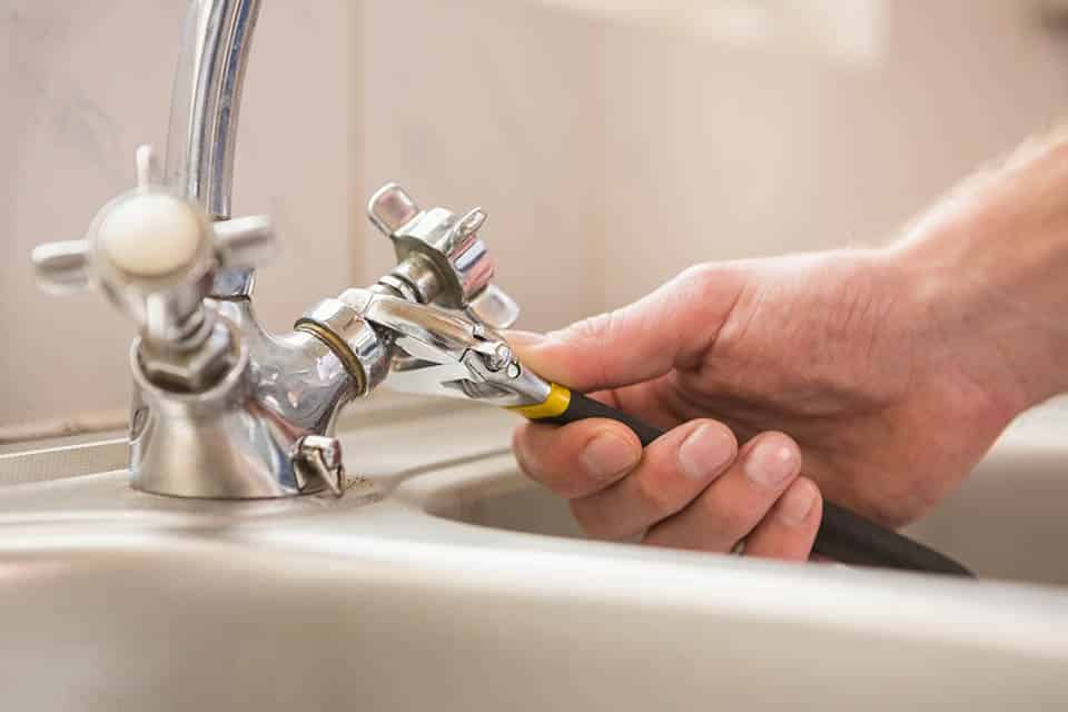 plumbing FaucetRepairInstall Hero 2 960x640 1